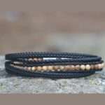 Bracelet homme multi-rangs en cuir noir avec des pierres naturelles de jaspé Tero, élégant et artisanal.