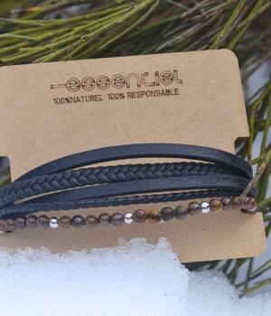 Gros plan sur fermoir magnétique élégant du bracelet Santiago en cuir noir.