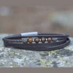 Gros plan d’un fermoir magnétique en acier inoxydable du bracelet Tally, soulignant son design pratique et robuste.