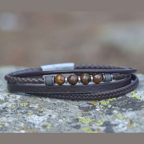 Gros plan d’un fermoir magnétique en acier inoxydable du bracelet Tally, soulignant son design pratique et robuste.