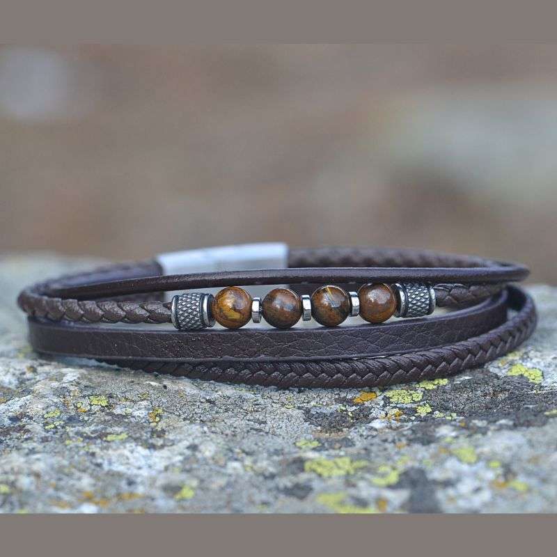 Gros plan d’un fermoir magnétique en acier inoxydable du bracelet Tally, soulignant son design pratique et robuste.