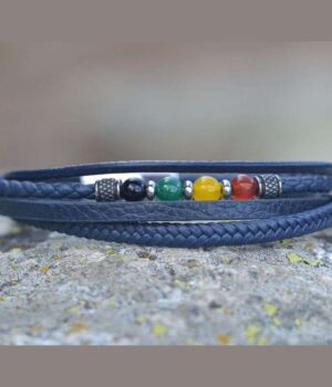 Image d’un bracelet multi-rangs pour homme en cuir noir et pierres naturelles multicolores, avec un fermoir magnétique sécurisé.