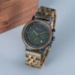Montre homme Imperium en bois avec mouvement chronographe Seiko, vue de côté.