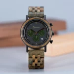 Gros plan sur la montre Imperium avec boîtier en bois et bracelet ajustable.