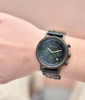 Montre en bois gaiac Imperium pour homme avec cadran métallisé et trois mini-compteurs verts.