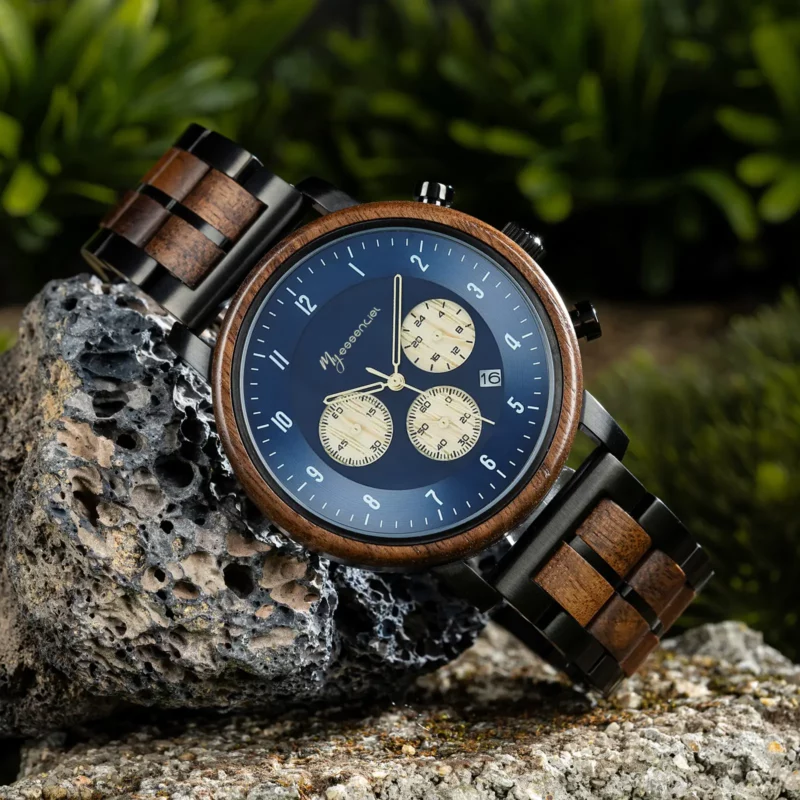 Montre artisanale Nomadis Bleu alliant bois naturel et technologie Seiko.