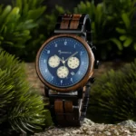 Gros plan sur le cadran océan Nomadis Bleu, orné de sous-cadrans beige métallisés.