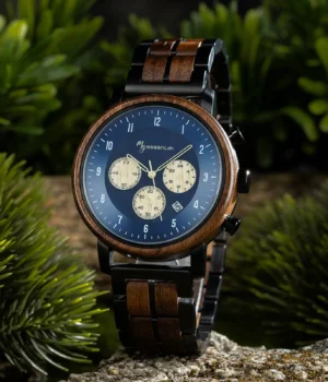 Gros plan sur le cadran océan Nomadis Bleu, orné de sous-cadrans beige métallisés.