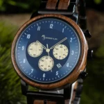 Montre chronographe Nomadis bleue en bois de noyer avec cadran océan métallisé pour homme.