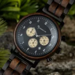 Coffret en bois naturel contenant la montre bois noir Nomadis, prêt pour la livraison