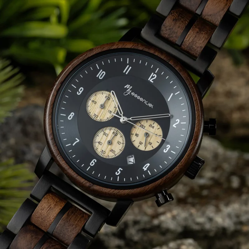Coffret en bois naturel contenant la montre bois noir Nomadis, prêt pour la livraison