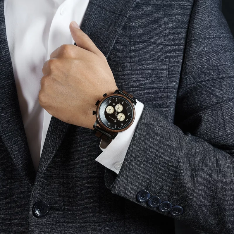 Gros plan sur le boîtier en bois de noyer massif de la montre pour homme Nomadis.