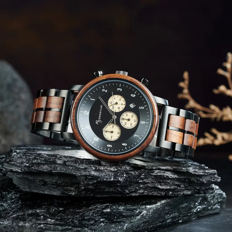 Montre bois chronographe noir Nomadis avec cadran en noyer et bracelet ajustable."