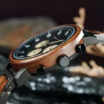 Coffret en bois naturel contenant la montre en bois noir Nomadis pour homme.