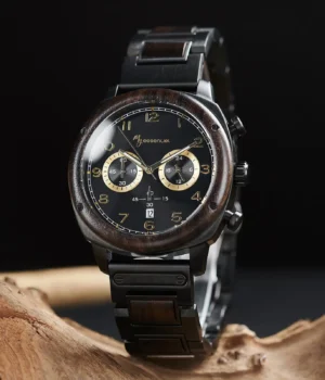 Montre en bois d'ébène Calibra pour homme avec cadran noir métallisé et fonction chronomètre. Élégance naturelle et précision japonaise.