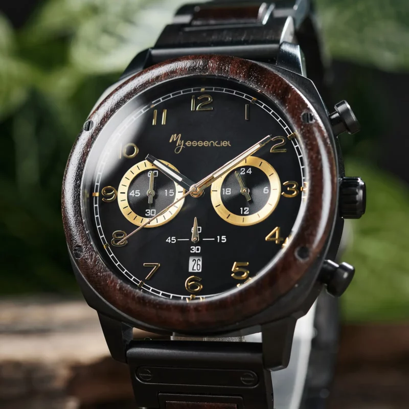 Cadran noir métallisé avec chiffres arabes et trois compteurs chronographes élégants.