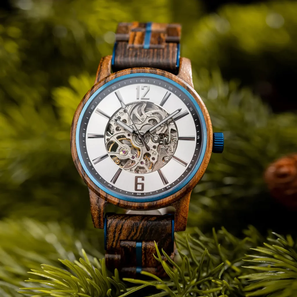 Bracelet en bois de noyer de la montre Zenitha avec renfort métallique bleu et boucle déployante élégante.