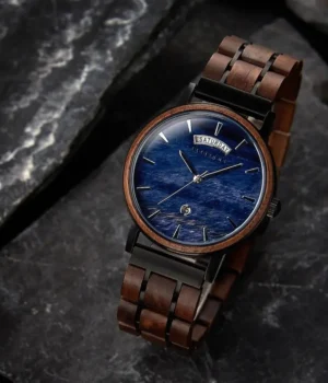 Adoptez l’élégance naturelle avec la montre Kaîros. Bois de noyer, cadran bleu océan, verre saphir. À commander dès maintenant !