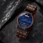 Montre en bois pour homme Kaïros avec cadran bleu océan et boîtier noyer, associant design minimaliste et artisanat élégant.