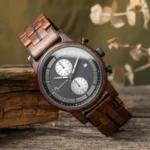 Zoom sur le boîtier de 45 mm de la montre Pulsor en bois naturel avec finitions robustes et légères.