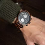 Cadran de la montre Pulsor avec index élégants et fonctionnalités de chronomètre, protégé par un verre en cristal résistant.