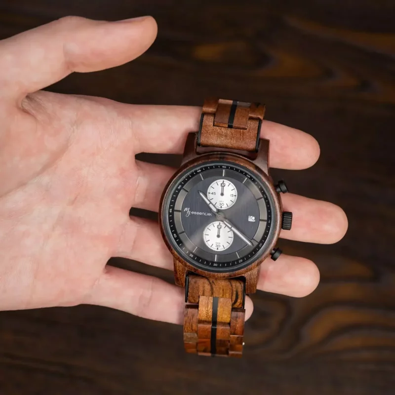Montre chronographe homme en bois de noyer Pulsor, design élégant et cadran noir métallisé pour un style raffiné.