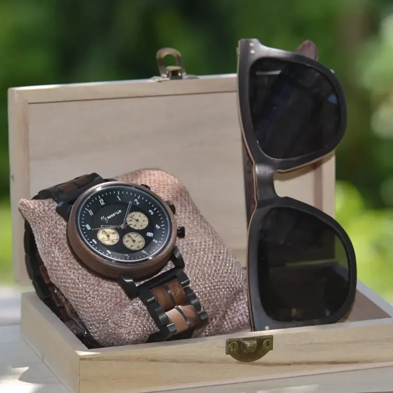 Lunette de soleil Douglas Black pour homme en bois noir, verres polarisés UVA/UVB, design sobre et naturel.