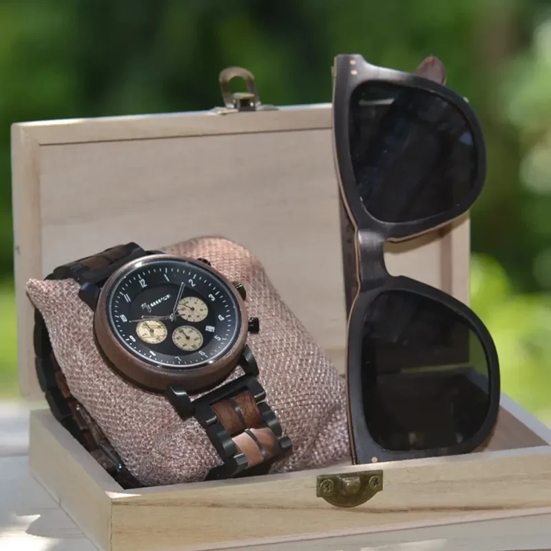 Lunette de soleil Douglas Black pour homme en bois noir, verres polarisés UVA/UVB, design sobre et naturel.