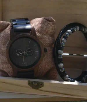 Bracelet homme en cuir noir tressé avec perles de bois et pierres naturelles, style brut, zen et moderne.