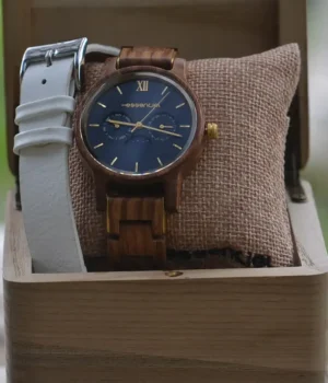 Coffret cadeau homme chic et naturel présenté dans une boîte en bambou avec coussin de maintien.