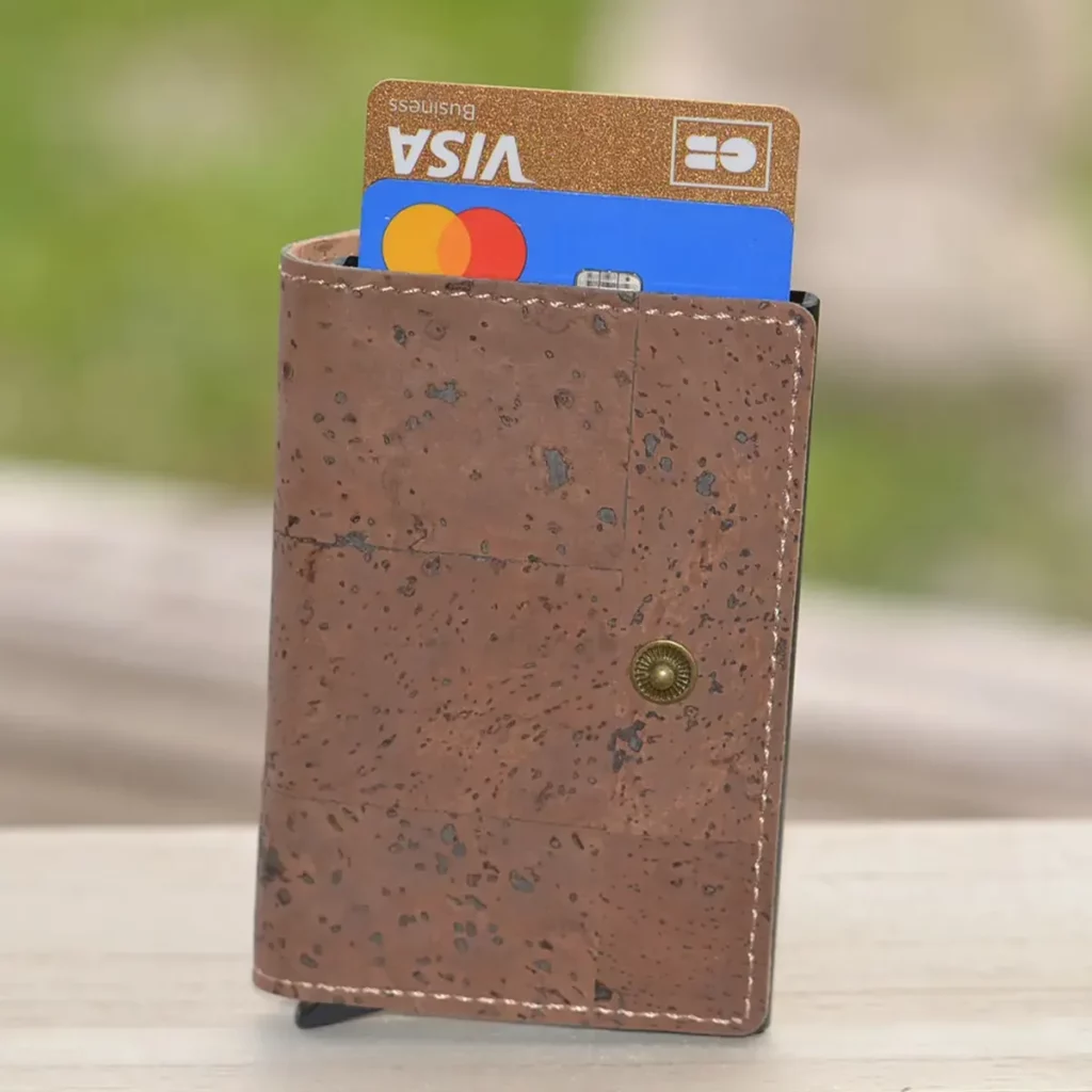 Coffret cadeau homme en bois et liège, présenté dans une boîte bambou soignée et naturelle, prêt à offrir.