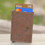 Coffret cadeau homme en bois et liège, présenté dans une boîte bambou soignée et naturelle, prêt à offrir.