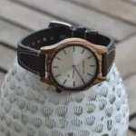 Bracelet cuir noir cousu main pour homme, accessoire haut de gamme, sobre et raffiné, assorti à la montre Metro7.