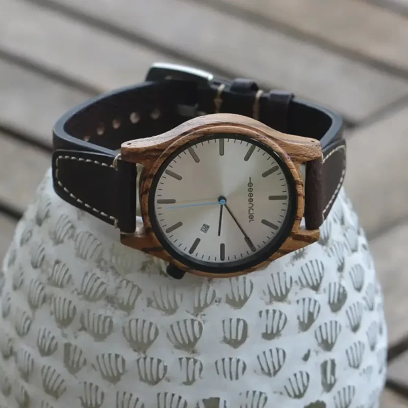 Bracelet cuir noir cousu main pour homme, accessoire haut de gamme, sobre et raffiné, assorti à la montre Metro7.