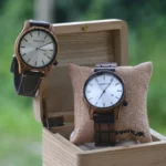 Idée cadeau homme moderne et éthique : montre bois zebrano et bracelet cuir dans coffret raffiné.