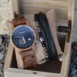 Idée cadeau homme originale avec accessoires en bois, cuir et pierre, style marin moderne et éthique, parfait pour toute occasion.