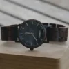 Coffret cadeau homme éthique avec montre bois et bracelet cuir dans boîte en bambou.