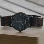 Coffret cadeau homme éthique avec montre bois et bracelet cuir dans boîte en bambou.