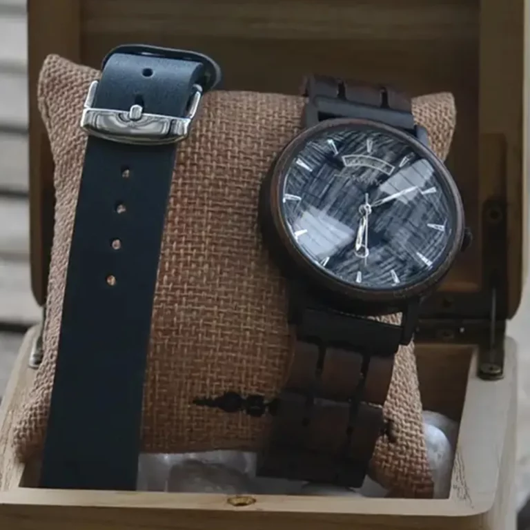 Montre homme Kairos avec boîtier bois et cadran bleu profond, accessoire élégant, naturel et léger.