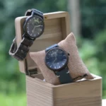 Coffret cadeau homme éthique avec montre bois et bracelet cuir dans boîte gravée en bambou.
