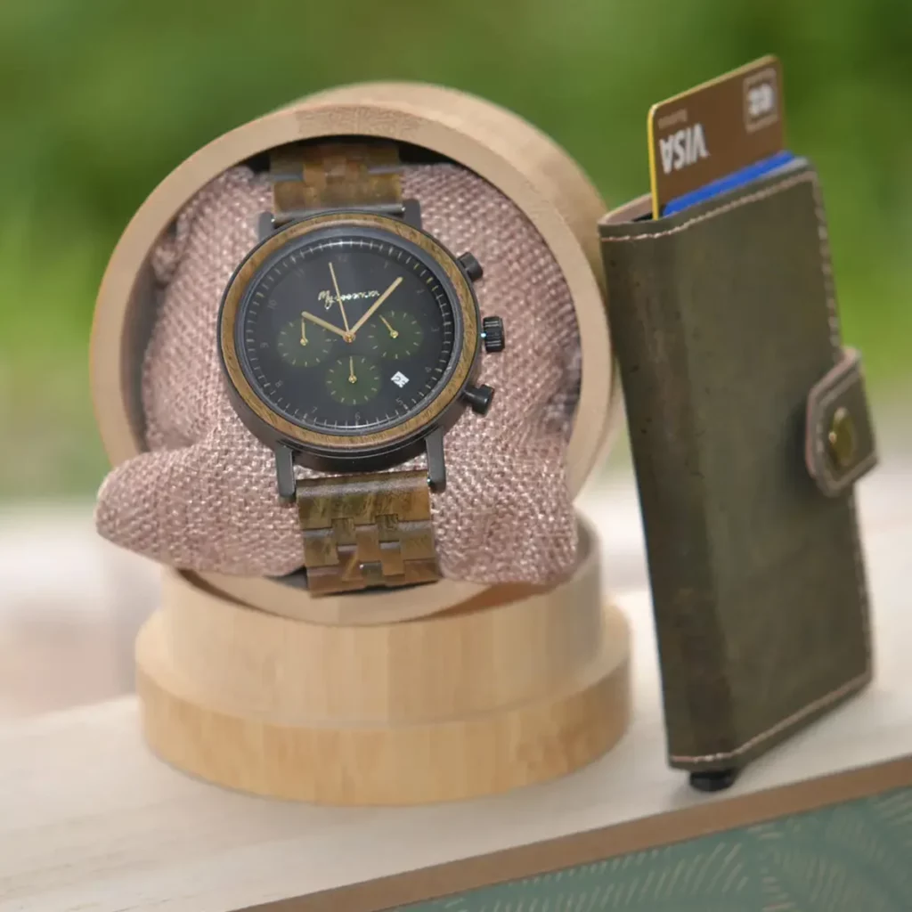 Coffret cadeau homme chic et naturel présenté dans une boîte en bambou gravée avec coussin intérieur, prêt à offrir.