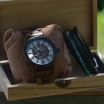 Montre Zenitha homme, mouvement automatique sans pile, cadran squelette et boîtier bois, accessoire chic et éco-responsable.