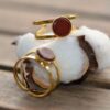 Beau détail de la bague Angel, réalisée en Acier inoxydable doré et bois d’Amarante.