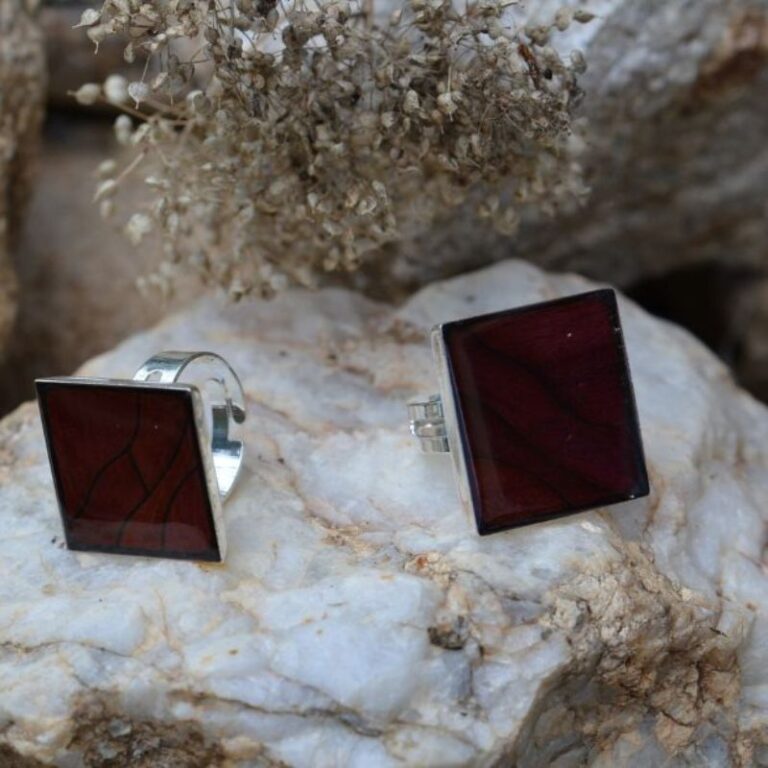 Bague plateau en bois d'amarante avec design marqueterie raffinée Bérénice. Bijou artisanal unique conçu pour femme, élégance durable et naturelle.