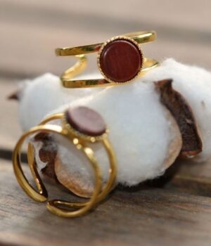Beau détail de la bague Angel, réalisée en Acier inoxydable doré et bois d’Amarante.