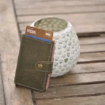 Porte-carte homme en liège vert écoresponsable, pratique, léger et élégant, parfait pour accompagner la montre Impérium.