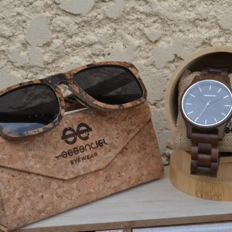 Coffret Manhattan homme avec montre en bois de noyer et lunette Curtis en liège, présenté dans une boîte en bambou naturelle gravée.
