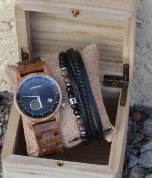 Montre homme Mariner en bois de noyer avec cadran bicolore, style nautique et bracelet ajustable, accessoire naturel et raffiné.