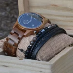 Bracelet homme cuir noir avec perles de bois et pierres naturelles, design brut et tendance pour compléter la montre Mariner.