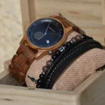 Coffret cadeau homme chic avec montre en bois et bracelet naturel, dans boîte en bambou avec coussin de présentation inclus.